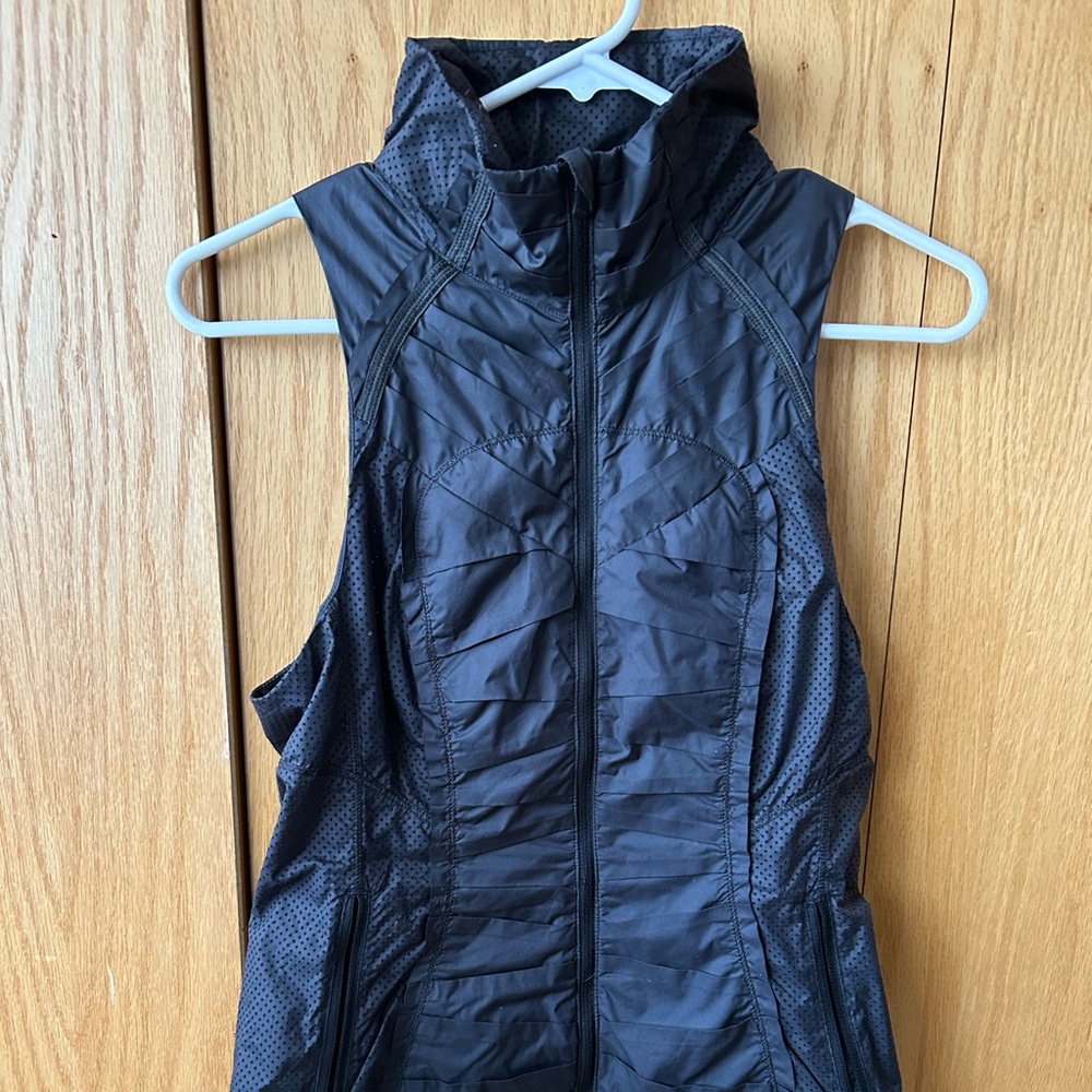 Lululemon vest size 4, black, very nice fabric and stylish, excellent condition